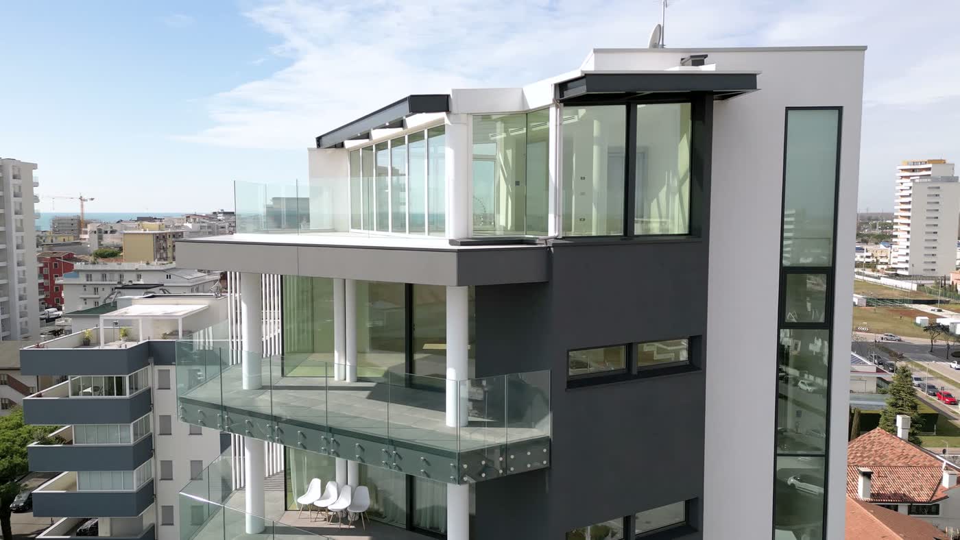 Palazzo residenziale con vetrate e terrazze a Jesolo