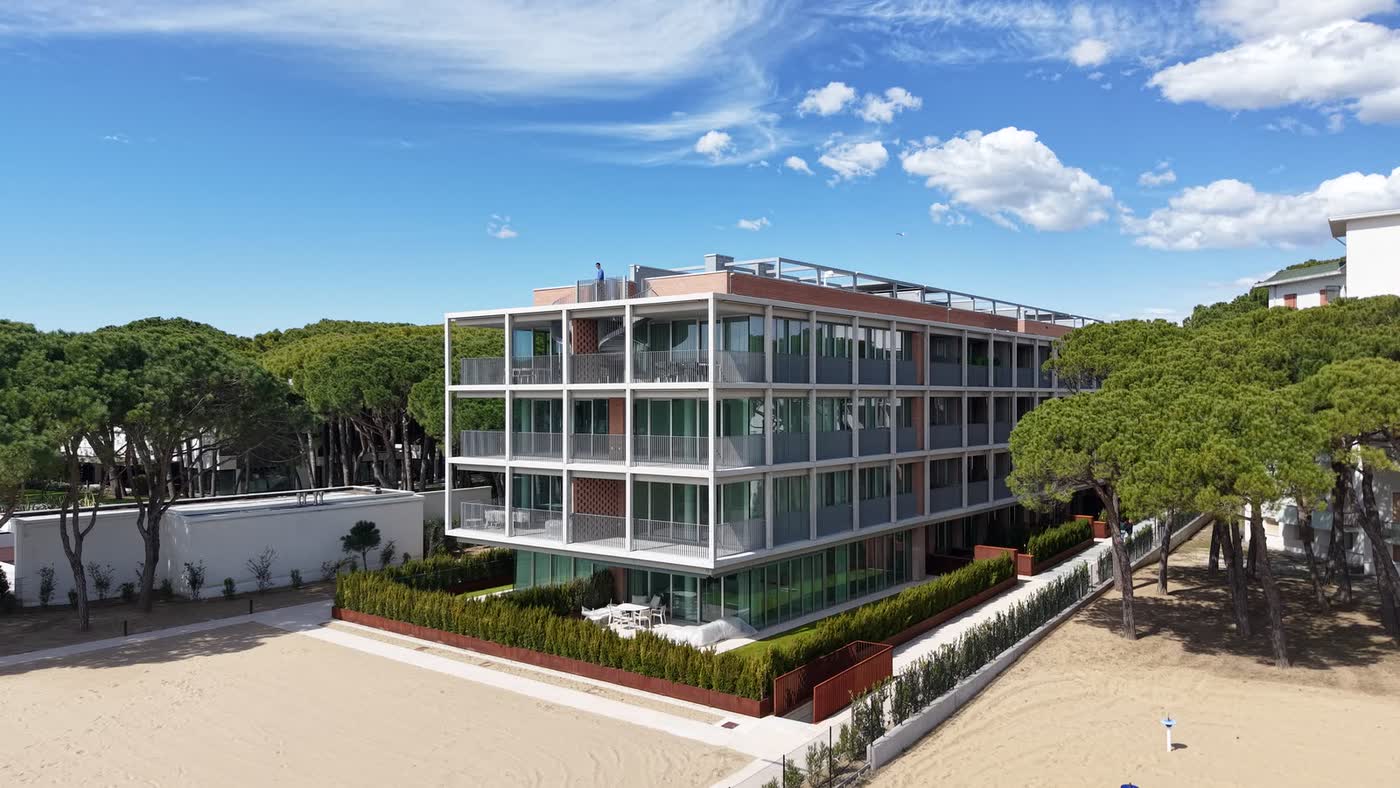 Residenza moderna tra i pini marittimi