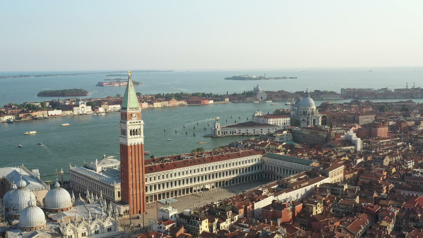 Piazza San Marco e il campanile di Venezia ripresi dal drone