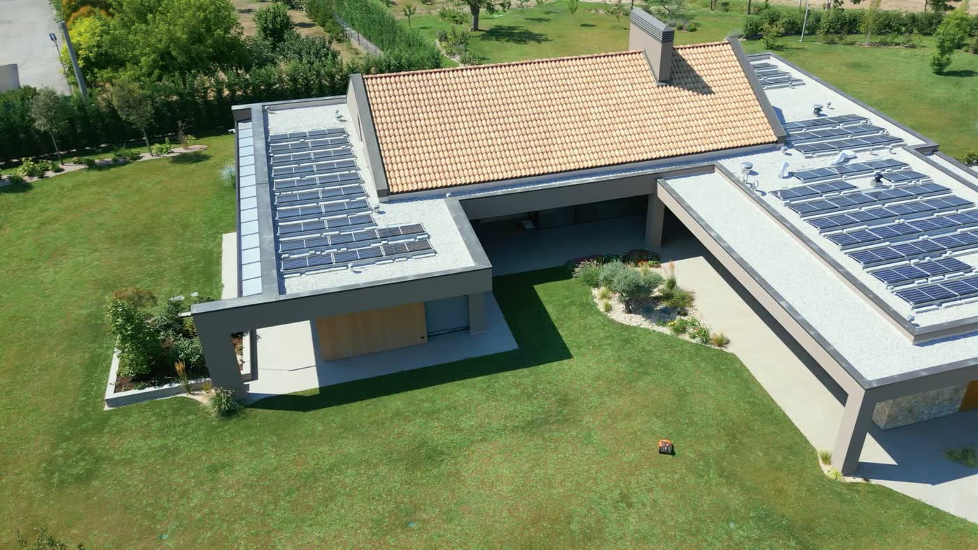 Villa moderna con giardino vista dal drone
