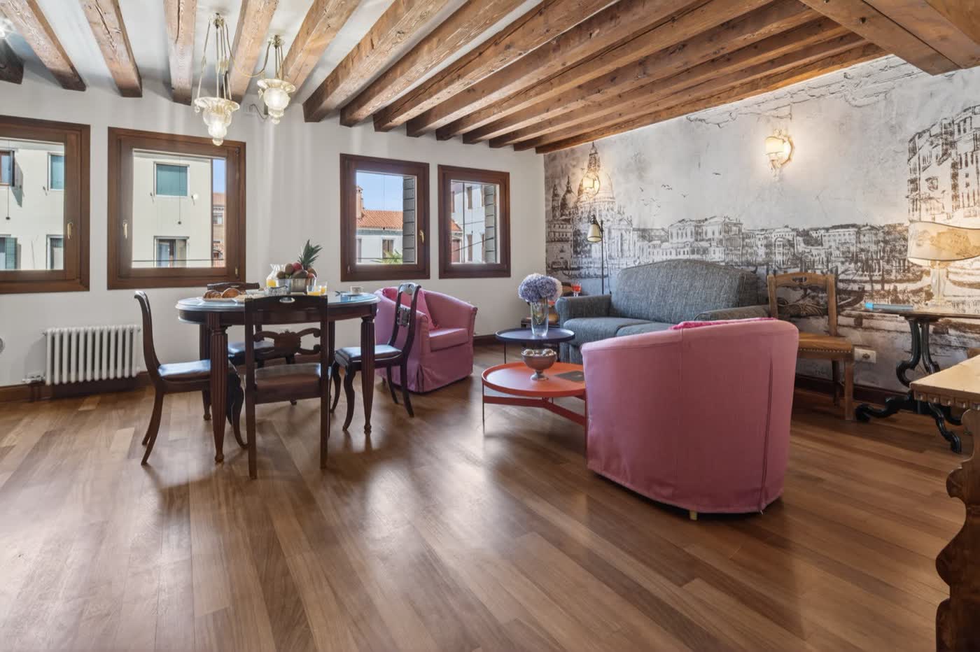 Soggiorno con travi a vista in un appartamento alle Zattere, Venezia