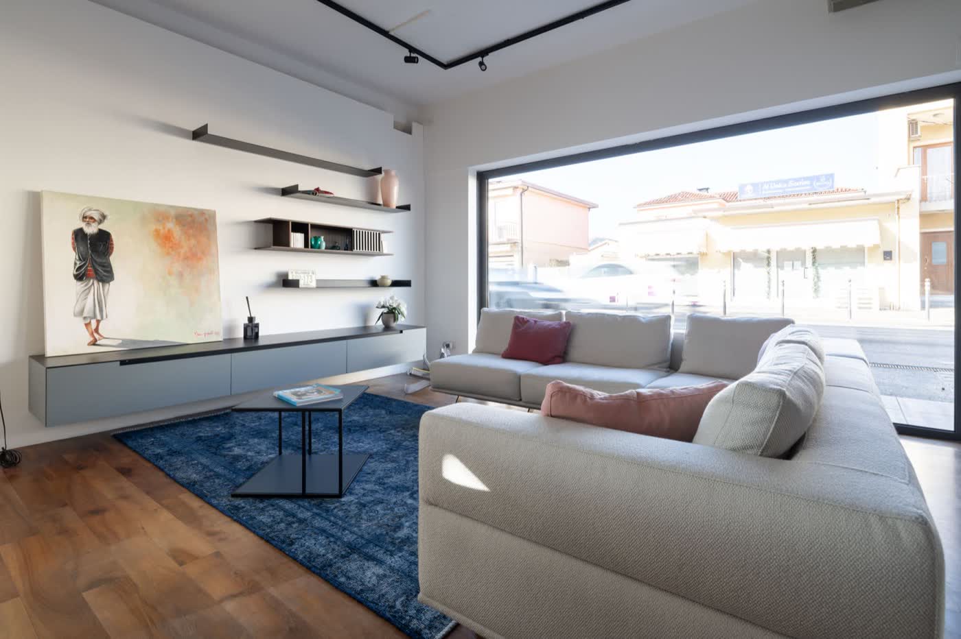 Soggiorno nello showroom Collodo a Treviso con grande vetrata